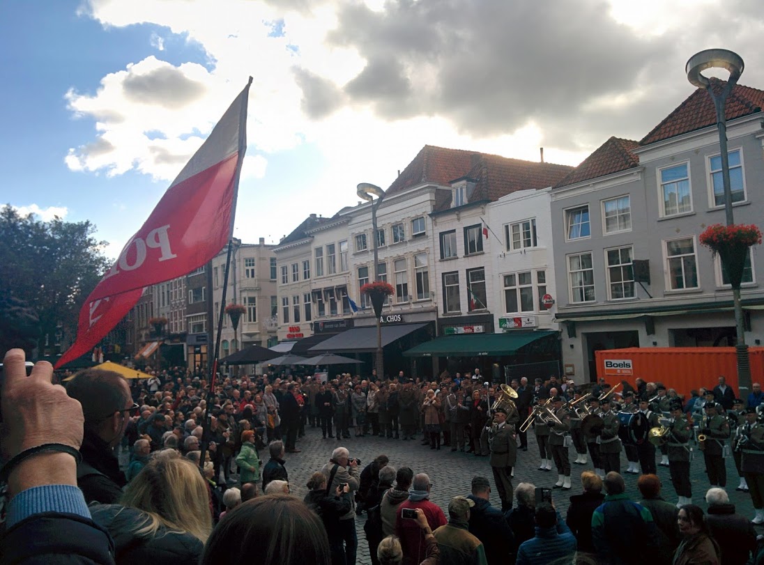 Koncert Orkiestry Wojskowej z Żagania na Grote Markt przed ratuszem.