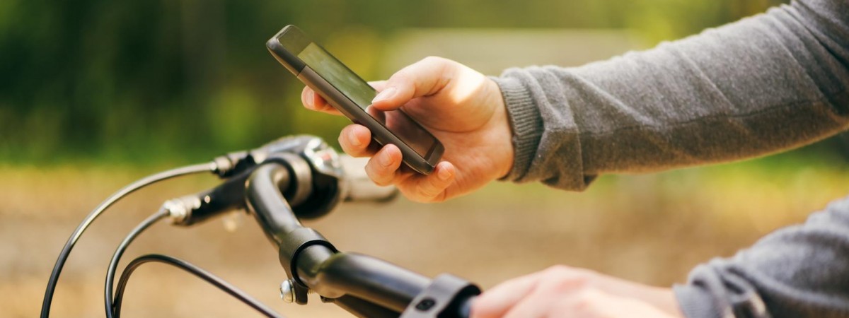 Od dziś zakaz korzystania z telefonu na rowerze. Policjanci wystawili już pierwsze mandaty