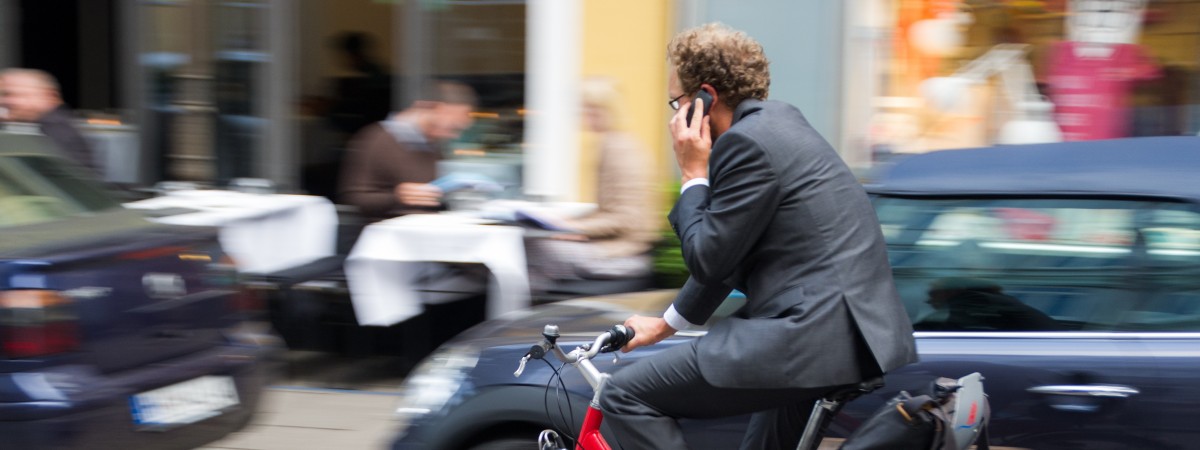 Mandaty za korzystanie z telefonu podczas jazdy na rowerze to nie żart. Wystawiono ich już tysiące