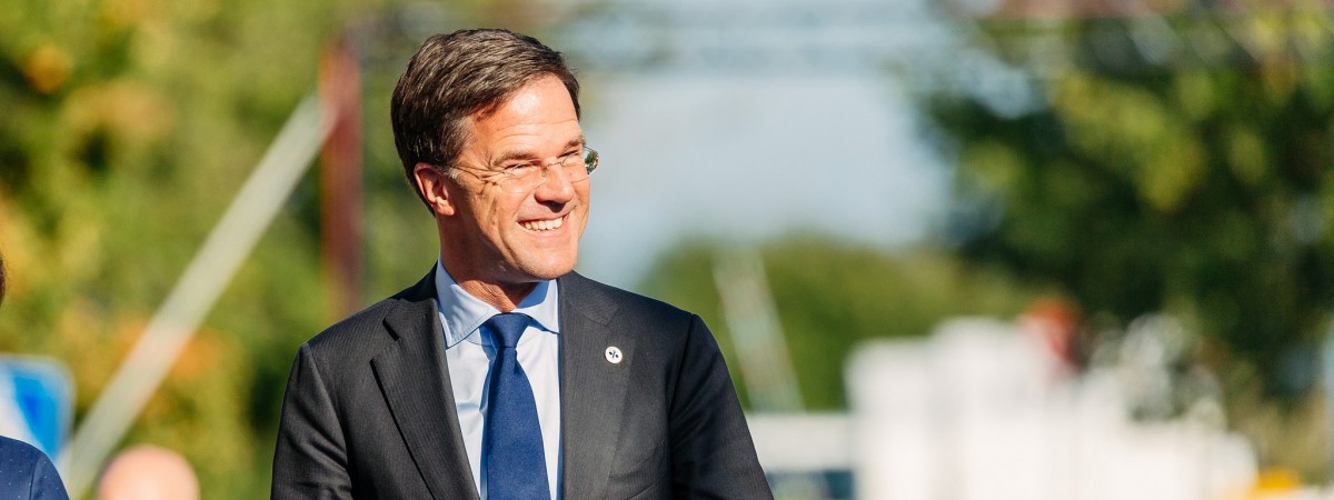 Mark Rutte uniknął wotum nieufności