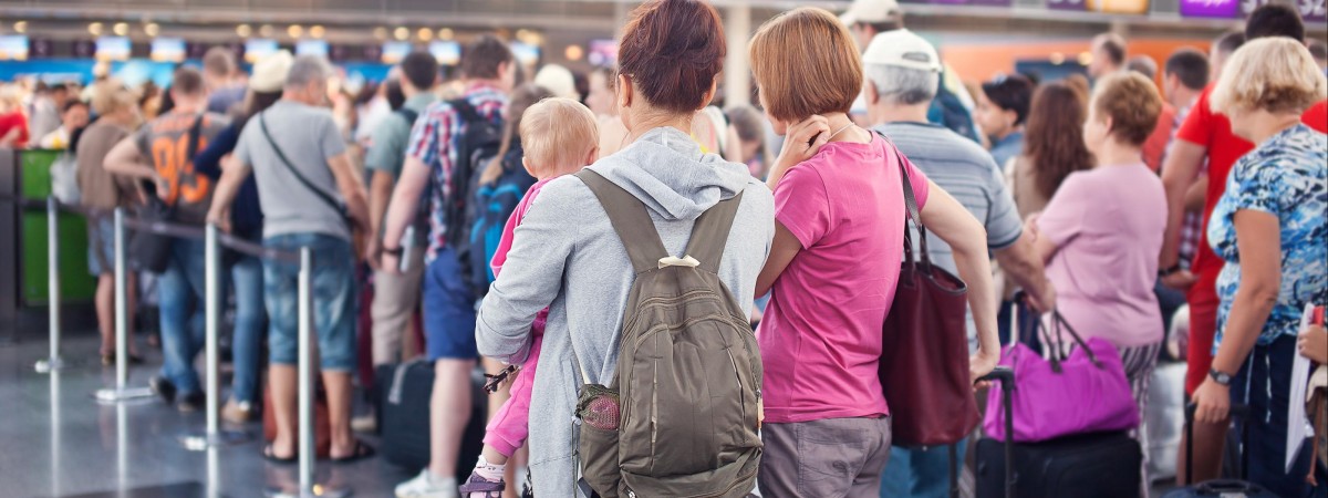 Kolejki na lotnisku Schiphol. Władze radzą: przynieś ze sobą wygodne buty i butelkę wody